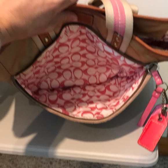 Large gold and pink Coach Hamptons weekend bag. - Picture 4 of 5
